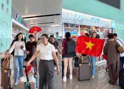 Chu Thanh Huyền khoác cờ Tổ quốc cho con trai, chiếm trọn spotlight tại sân bay khi sang Thái Lan cổ vũ Quang Hải và ĐT Việt Nam
