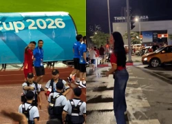 Đáng yêu hết sức: Thành Chung căng mắt tìm rồi thả tim cực ngọt cho bà xã hotgirl Tuyên Quang trên khán đài sau chiến thắng của ĐT Việt Nam