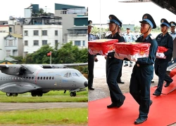 Hà Nội: Máy bay không quân chở 7.104 mẫu sinh phẩm hài cốt liệt sĩ hạ cánh sân bay Gia Lâm
