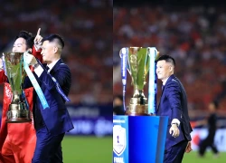 Danh thủ Công Vinh diện vest bảnh bao, giơ cao chiếc cúp vô địch ASEAN Cup 2026 trước hàng ngàn CĐV ở Mỹ Đình
