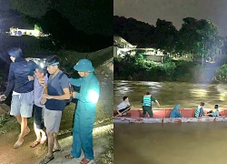 Thuyền nhỏ vượt lũ đưa người đàn ông đi viện
