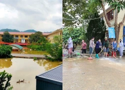 Trường ngập sâu sau lũ, thầy cô và phụ huynh tất bật dọn dẹp xuyên đêm