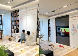 Sau khi có con, cặp vợ chồng bỏ luôn bàn trà, giấu TV sau bảng trắng: Phòng khách nhỏ nhưng càng ở càng thấy tiện