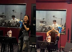 Phương Mỹ Chi quỳ gối, chắp tay trước người đàn ông trẻ tuổi gây xôn xao