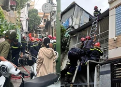 Sập gác gỗ trong hẻm ở TPHCM, hai người mắc kẹt