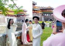 Du khách xúng xính áo dài, cổ phục tham quan Đại Nội Huế ngày Quốc khánh 2/9