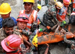 Kỳ tích tại Nepal: 2 công nhân sống sót sau 9 ngày mắc kẹt dưới lòng đất