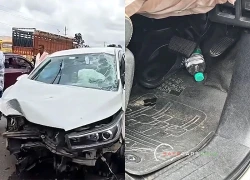 Chai nước kẹt dưới chân phanh, ô tô chở 6 người lao vào cột điện