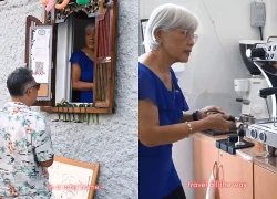 Con trai đục tường nhà, mở quán cafe giúp mẹ 74 tuổi tìm lại tự tin