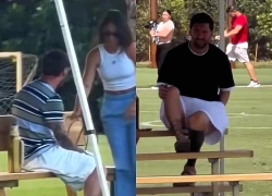 Cứ thong dong như Messi: Tối đi thi đấu, ngày nắm tay vợ đi xem con trai tập luyện sau khi từ giã đội tuyển