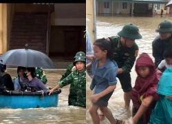 Bộ đội dùng thuyền thúng đưa gần 200 học sinh, giáo viên khỏi trường ngập sâu