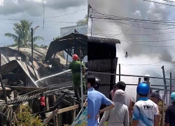 Đang trên đường đưa dâu, nhận tin 4 căn nhà liền nhau bị cháy rụi