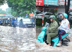 Mưa lớn ngập sâu, hàng loạt trường cho học sinh nghỉ, chuyển học online
