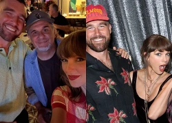 Cặp đôi mới cưới Taylor Swift và Travis Kelce chụp ảnh selfie đầy ngọt ngào