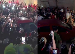 Người phụ nữ chặn ô tô nghi do ghen tuông, đám đông quây kín livestream