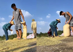 Thủ môn Bùi Tiến Dũng về quê phơi lúa cho mẹ